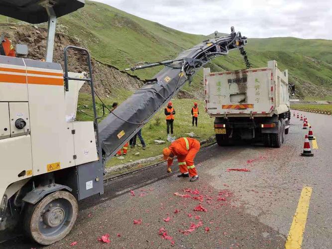 青海省果洛公路總段養護中心g227貴德至大武段路面病害整治工程順利