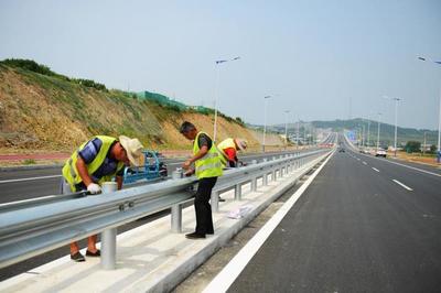 煙臺濱海路蓬萊段公路工程完成全路段瀝青鋪設，助力區域交通升級