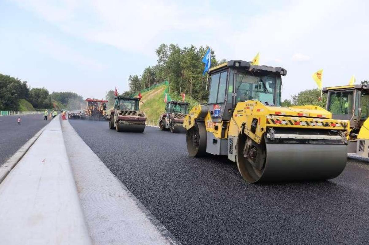 平益高速路面工程進(jìn)入最后工序，全面沖刺年底通車目標(biāo)